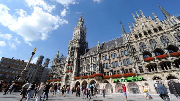 Blick auf Marienplatz mit Rathaus in München | Bild: picture-alliance/dpa
