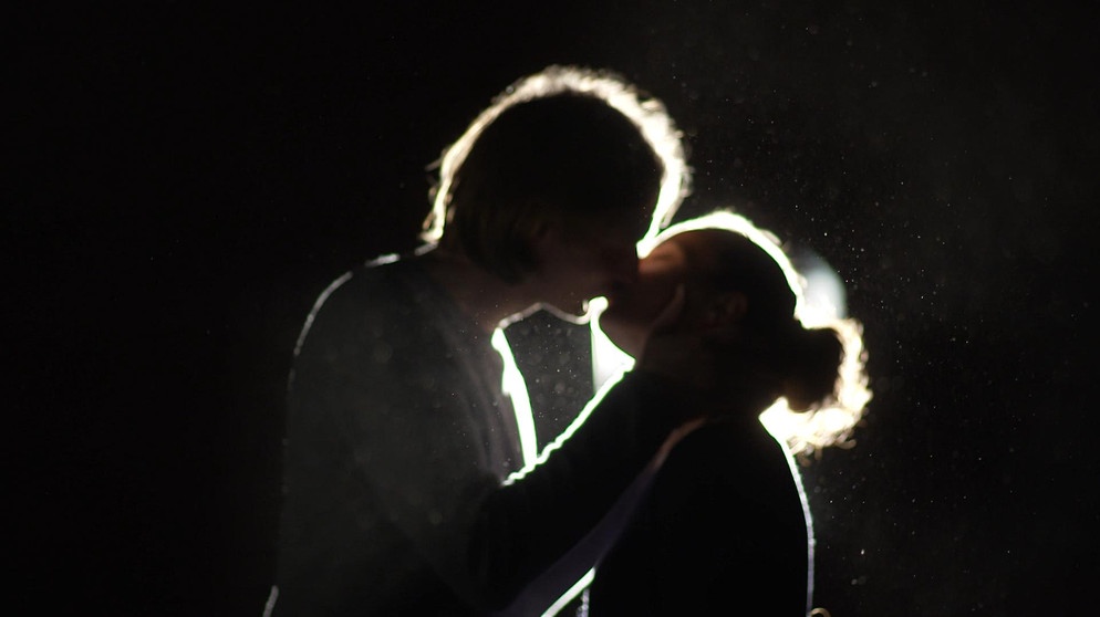 Ein Mann und eine Frau küssen sich im Gegenlicht | Bild: BR