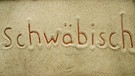 Das Wort "Schwäbisch" in Sand eingeschrieben. | Bild: BR