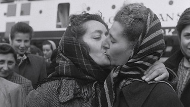 Schwarzweißfoto mit zwei Frauen, die sich küssen | Bild: BR