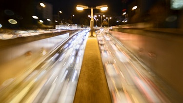 Eine Straße voller Autolichter  | Bild: BR