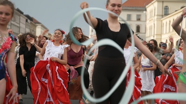 Menschen tanzen durch Münchens Straßen | Bild: BR 