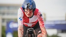 Ein blutverschmierter Mann auf einem Rennrad | Bild: BR 