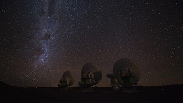 Drei Teleskopschüsseln vor Sternenhimmel | Bild: BR 
