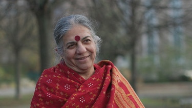 Eine Frau in indischem Sari gibt ein Interview | Bild: BR