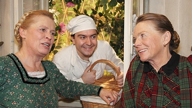 Von links: Agnes Birnstingl (Mona Freiberg), Bäckergeselle Simmerl (Flo Bauer) und die Schwester von Agnes Marei Birnstigl (Kathi Leitner). | Bild: BR/Foto Sessner