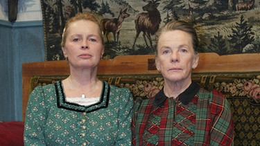 Die Schwestern Agnes (Mona Freiberg, links) und Marei Brinstingl (Kathi Leitner). | Bild: BR/Foto Sessner