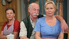 Ein Mann zwischen zwei Frauen: Centa (Kathi Leitner, links), Blasi (Franz Huber) und Loni (Mona Freiberg). | Bild: BR, Foto Sessner