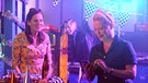 Dahoam is Dahoam: Annalena (Heidrun Gärtner, links) und Vera (Sybille Waury, rechst) organisieren spontan eine Rockabilly-Silvesterparty in der Werkstatt. Mit Bamberger (Host Kummeth). | Bild: BR/Marco Orlando Pichler