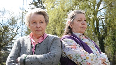 Dahoam is Dahoam: Margot (Sarah Camp, links) kann nicht an Marias (Monika Manz, rechts) Entschluss rütteln, in ein Seniorenheim zu ziehen. | Bild: BR/Marco Orlando Pichler