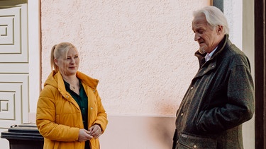 Dahoam is Dahoa: Carl (Bernd Reheuser) bedauert, dass Vera (Sybille Waury) ohne ihren geliebten Bamberger Silvester verbringen muss. | Bild: BR/Nadya Jakobs
