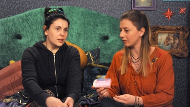Dahoam is Dahoam: Tina (Anita Eichhorn, links) vertraut ihrer Cousine Sarah (Sophie Reiml, rechts) an, dass sie eine Affäre hat und deshalb die "Pille danach" braucht. | Bild: BR/Marco Orlando Pichler