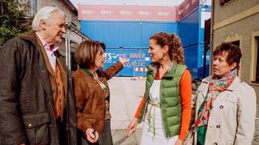 Dahoam is Dahoam: Rosi kann nicht fassen, dass jemand die Containerwand beschmiert hat. Von links: Carl (Bernd Reheuser), Rosi (Brigitte Walbrun), Annalena (Heidrun Gärtner) und Erika (Veronika Geißler, KLD). | Bild: BR/Nadya Jakobs