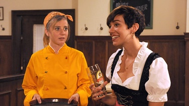 Dahoam is Dahoam: Sarah (Sophie Reiml) ist perplex, als Jenny (Laura Tashina) sich als lesbisch outet. | Bild: BR/Marco Orlando Pichler