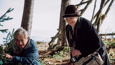 Dahoam is Dahoam: Gerstl (Gerd Lohmeyer) und Margot (Sarah Camp) sind begeistert, als sie ein seltenes Vogelnest finden. | Bild: BR/Nadya Jakobs
