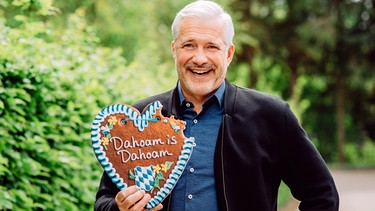 Dahoam is Dahoam: Fernsehkoch Alexander Herrmann mit DiD-Herz. | Bild: BR/Nadya Jakobs