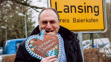 Dahoam is Dahoam: Bernd Händel beißt in das "Dahoam is Dahoam"-Lebkuchenherz. | Bild: BR/Nadya Jakobs