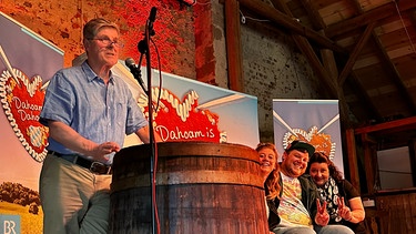 Dahoam is Dahoam: Autorentour 2023 in Breitengüßbach; Horst Kummeth (links) moderiert auf der Bühne. | Bild: BR