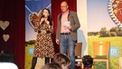 Dahoam is Dahoam: Autorentour 2023 in Breitengüßbach; Carina Dengler (stehend) befragt das Publikum. | Bild: BR