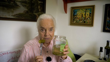 Dahoam is Dahoam: Uri (Ursula Erber) mit einem Glas Essiggurken. | Bild: BR/Markus Walsch