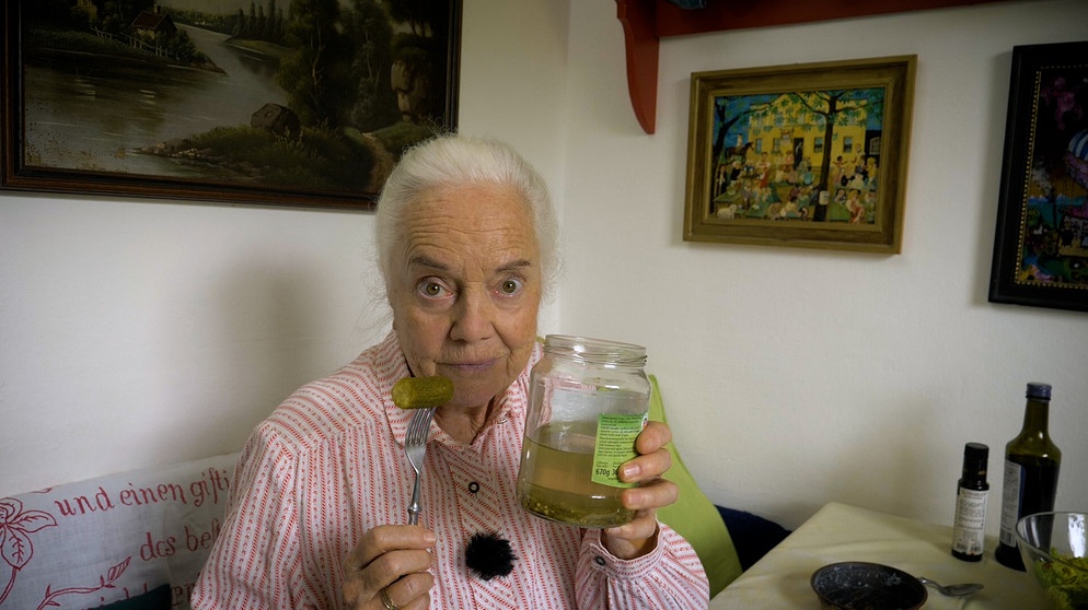 Dahoam is Dahoam: Uri (Ursula Erber) mit einem Glas Essiggurken. | Bild: BR/Markus Walsch