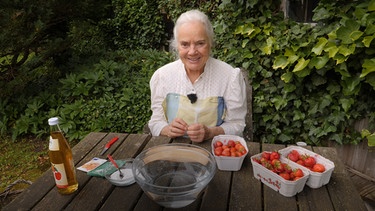 Dahoam is Dahoam: Uri macht Erdbeeren haltbar - mit Natron und Apfelessig. | Bild: BR
