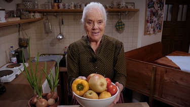 Dahoam is Dahoam: Uri (Ursula Erber) mit Zwiebeln und Gemüse. | Bild: BR