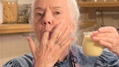 Dahoam is Dahoam: Uri schleckt Finger mit Vanillepudding ab. | Bild: BR