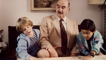 "Opa Hartinger" (Walter Sedlmayr, Mitte) mit seinen beiden Ausreißern, darunter seinem Enkel Guiseppe (Robert Zürner, rechts). | Bild: BR/Hermann Schulz