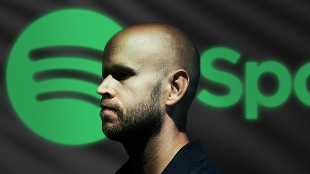 Spotify-Gründer Daniel Ek vor dem Spotify-Logo | Bild: picture alliance / TT NEWS AGENCY | Henrik Montgomery