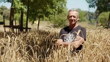 Christian Dupraz in einem Getreidefeld zwischen Bäumen | Bild: BR / DokThema