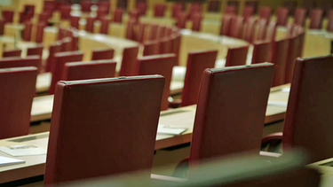 Leere Sitzreihen im Bayerischen Landtag | Bild: BR