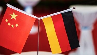 Deutsche und chinesische Fahne | Bild: BR