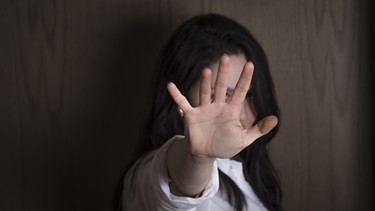 Frau hält Hand abwehrend vors Gesicht | Bild: picture alliance / Zoonar | Andrei Ureche