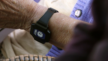 Alarm-Armband für welglaufgefährdete Demenzerkrankte | Bild: BR