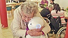 Bewohnerin eines Pflegeheims umarmt einen Pflegeroboter | Bild: BR