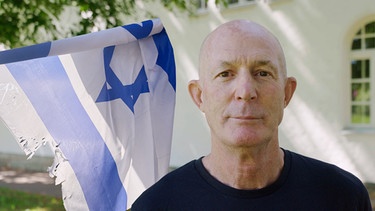 George Levy mit israelischer Flagge | Bild: BR / Christian Limpert
