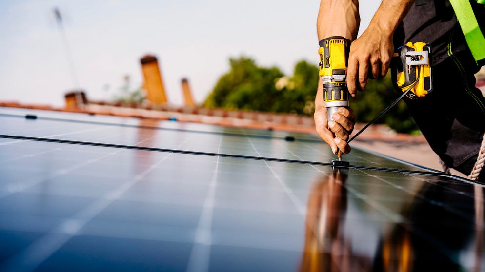 Solarpanels werden auf ein Dach montiert | Bild: picture alliance / Westend61 | Jake Jakab