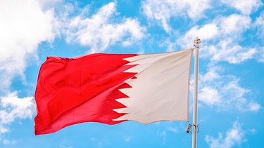 Nationalfahne Katar vor weißblauem Himmel | Bild: picture alliance / Zoonar | Dzianis Hadziatski