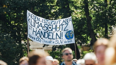 Schild auf Klimademo | Bild: BR
