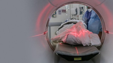 Symbolbild: Ärzte scannen die Lungen eines Covid-19 Patienten. | Bild: picture alliance / abaca | Moritz Thibaud/ABACA