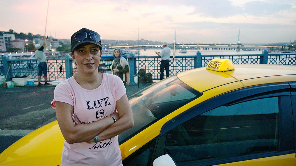 Taxi-Fahrerin Figen wartet auf der Istanbuler Galata-Brücke auf Kundenschaft. | Bild: BR/Hans Fischer