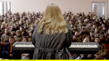 Musikerin Vlada Butschko spielt ein Konzert für Soldaten, die bald wieder an die Front müssen. Vlada hat ihre große Liebe im Krieg verloren. Ihr Partner wurde bei der Stadt Bachmut getötet, weil ihr die Worte fehlen, komponiert sie Musik gegen ihren Schmerz. | Bild: BR/WDR/Robin Drescher