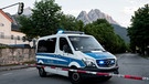 Ein Einsatzwagen der Polizei blockiert eine Straße in Garmisch-Partenkirchen im Vorfeld des G7-Gipfels | Bild: picture alliance/dpa | Daniel Vogl