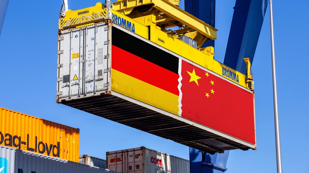 Ein Container bemalt mit den Fahnen von China und Deutschland wird abgeladen  | Bild: picture alliance / CHROMORANGE | Udo Herrmann