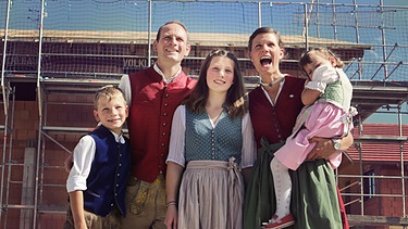 Carolin und Andreas Pflügler feiern mit ihren Kindern das Richtfest ihres neuen Bauernhofes. | Bild: BR / Josef Häckler