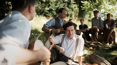 Szenenfoto: Georg Elser (Christian Friedel, Mitte) im Kreise seiner Freunde am Bodensee. | Bild: BR/Lucky Bird Pictures