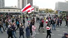 Demonstration mit der alten Flagge von Belarus  | Bild: BR