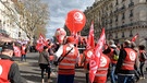 Demonstranten mit roten Ballons, Flaggen und Westen | Bild: BR