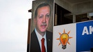Ein Wahlplakat mit dem Gesicht von Präsident Erdogan | Bild: BR